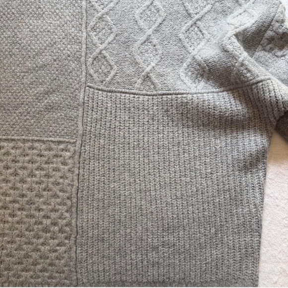 VTG American Eagle Outfitters Light Gray Patterned Oversized Mockneck Sweater - Picture 3 of 7